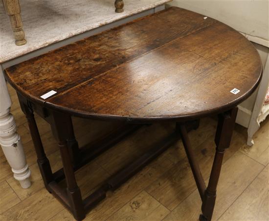 An oak gateleg table W.107cm